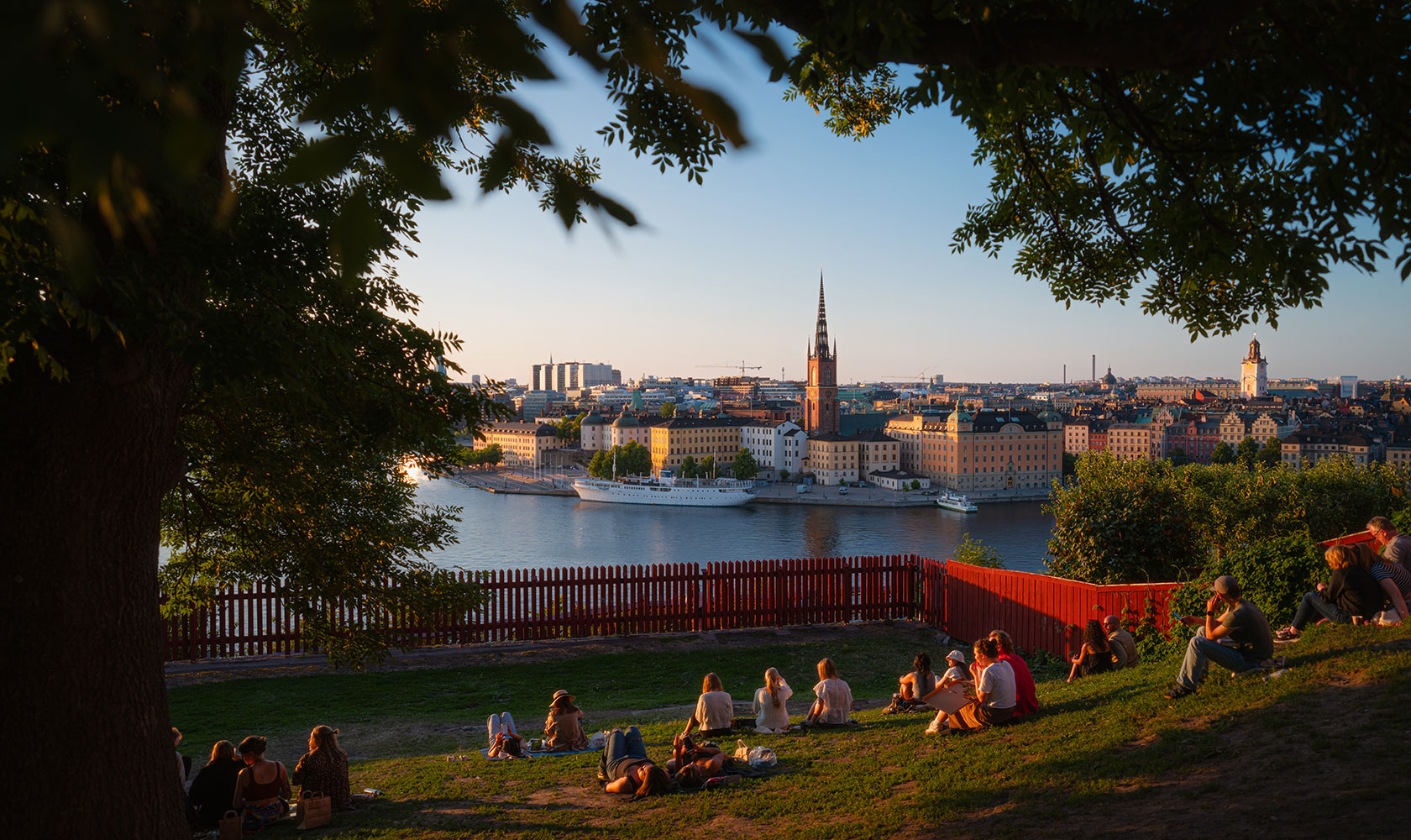 Människor har picknick i Ivar Los park