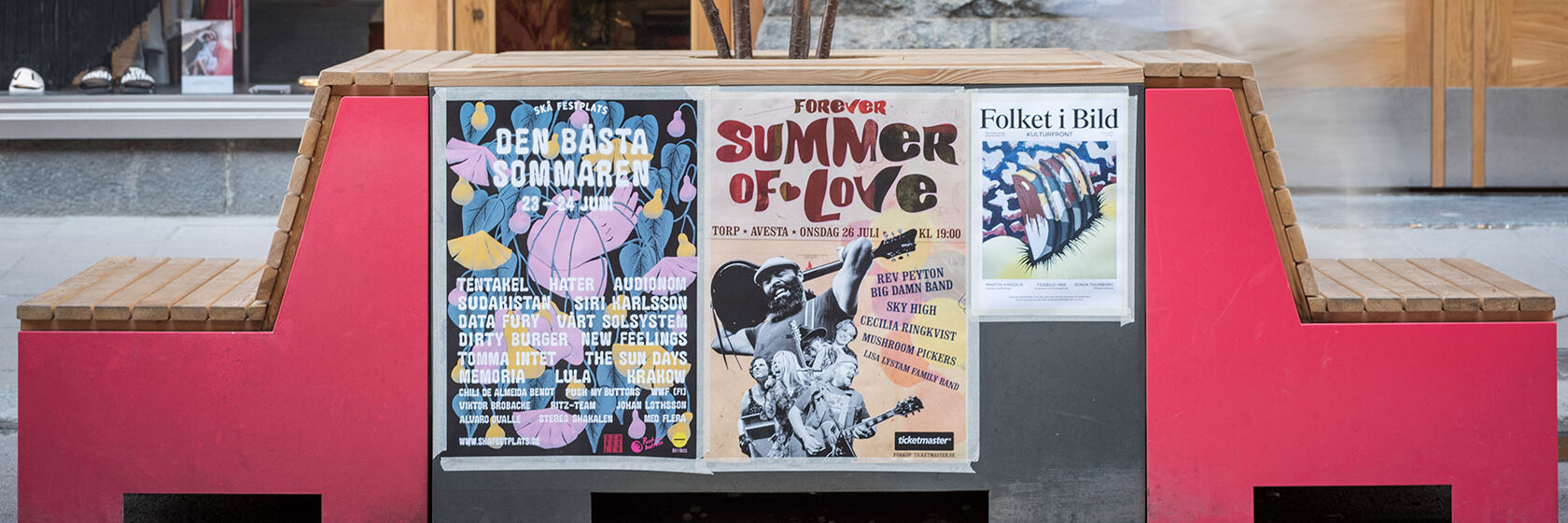 Bänkar på en gågata