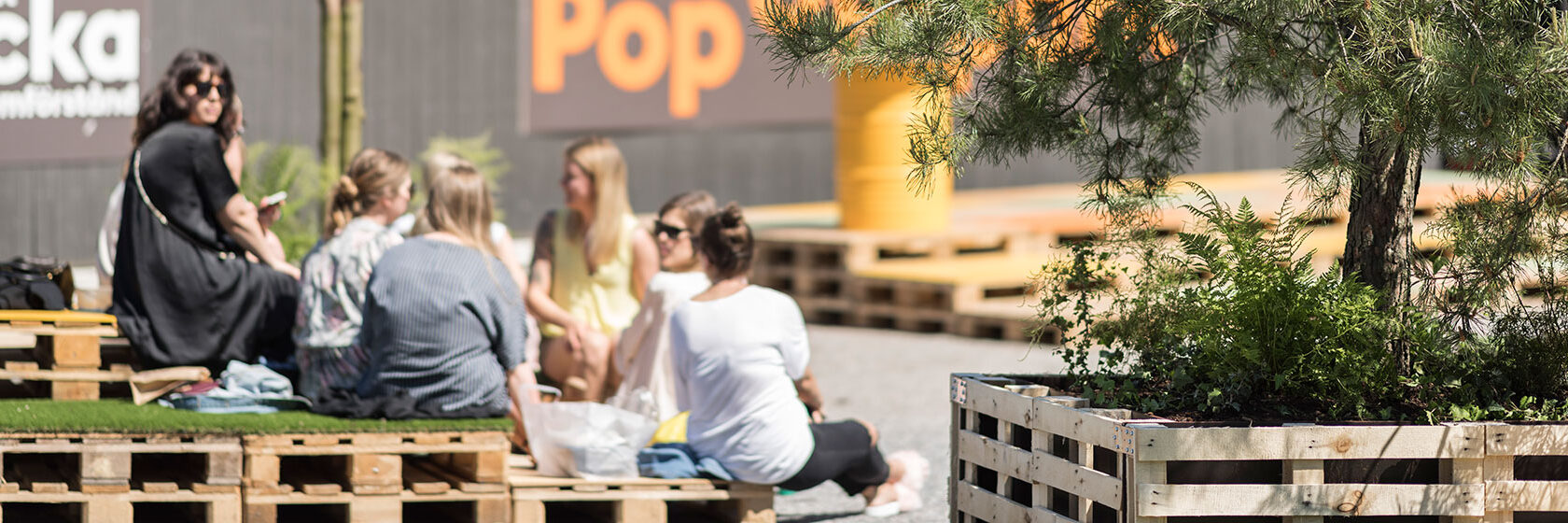 En popup-park med återbrukade möbler