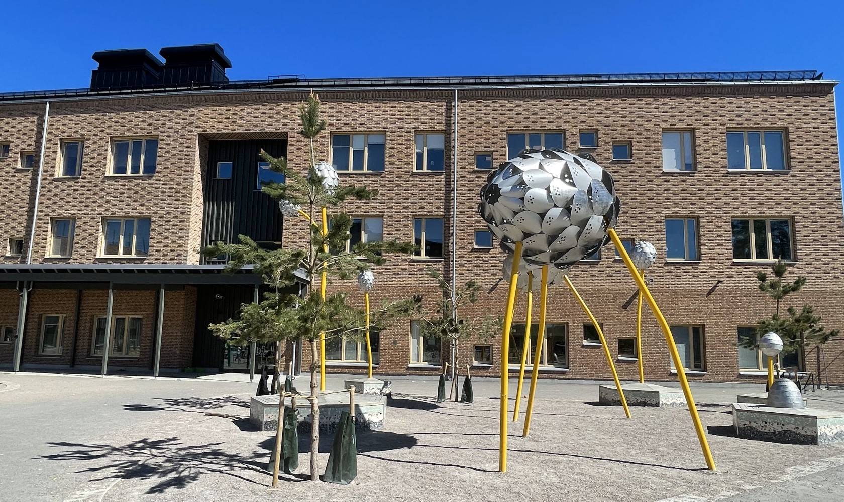Byggnad med gård