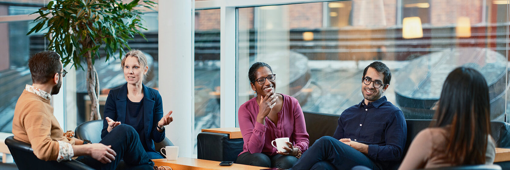 Medarbetare sitter vid ett bord och pratar