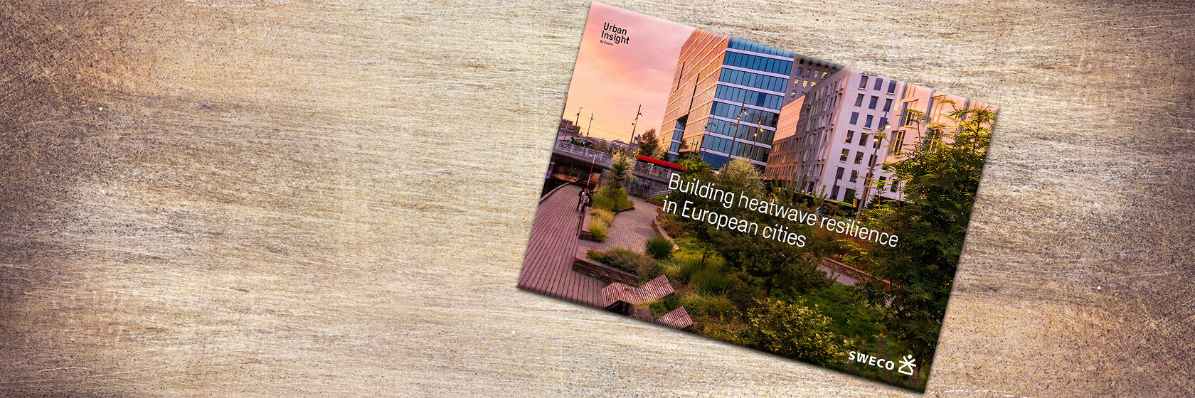 Rapport liggande på en bakgrund av trä