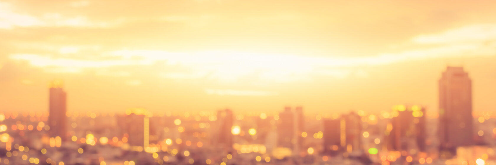 Suddig soluppgång i stad