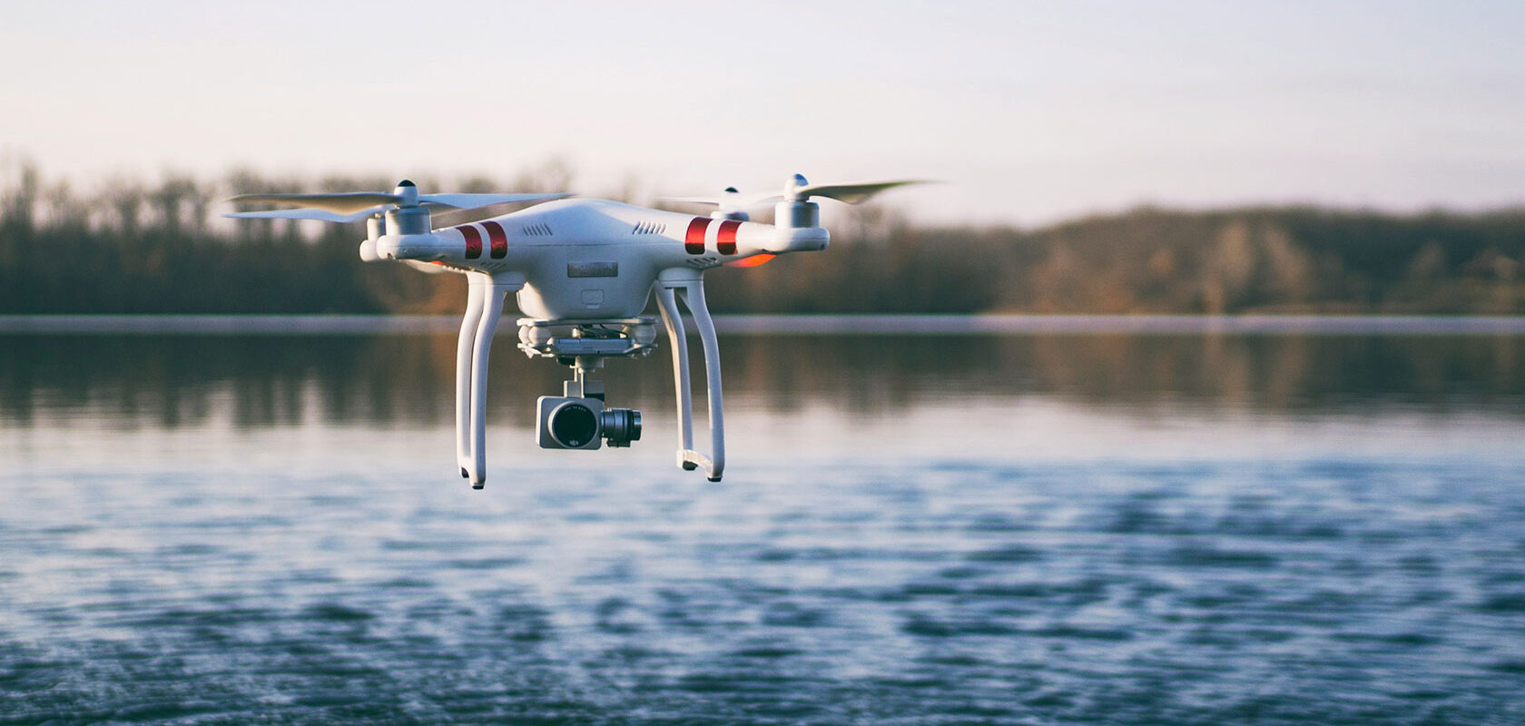 Drönare flyger över vatten