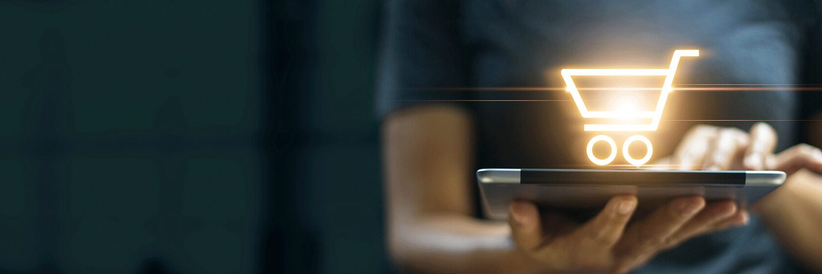 En man med en laptop i naden men en symbol för en kundvagn som svävar ovanför