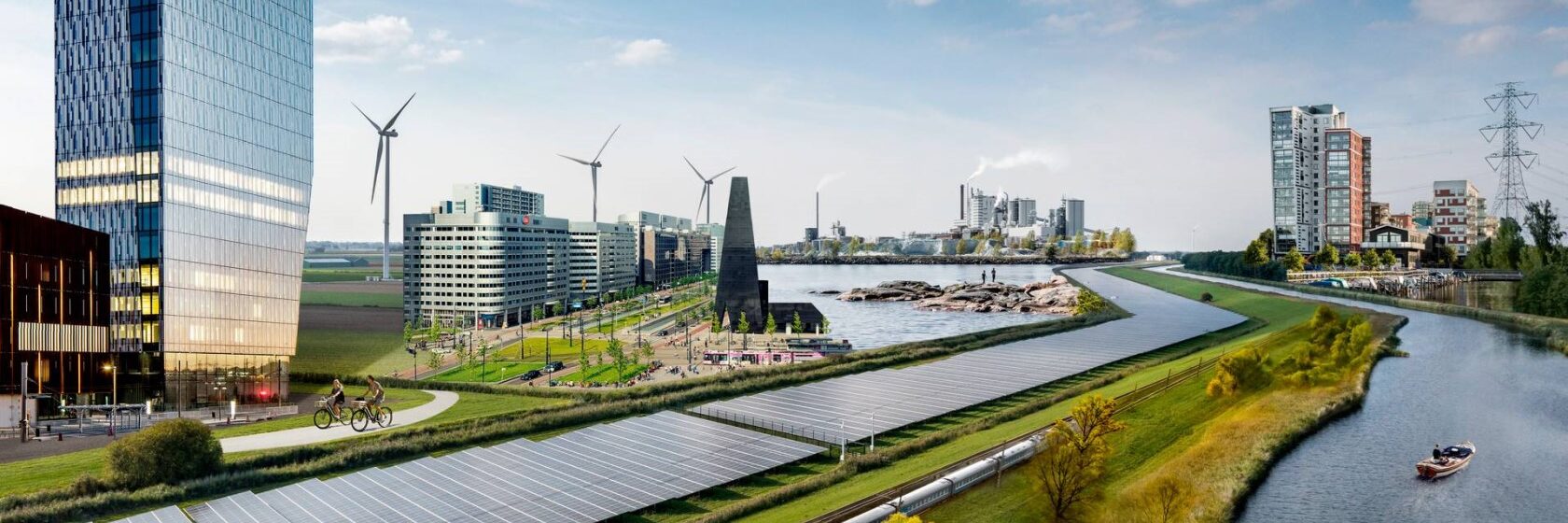 stad vid kanal med solceller vid sidan