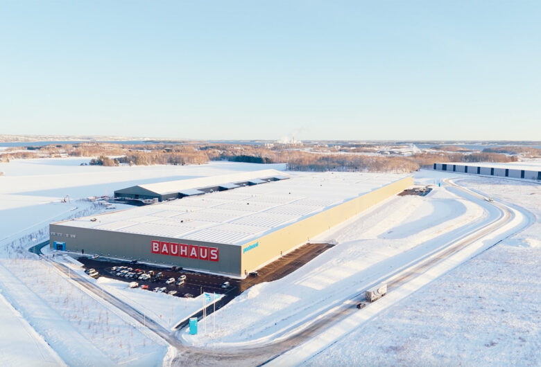 Postnords lager för Bauhaus täckt av snö