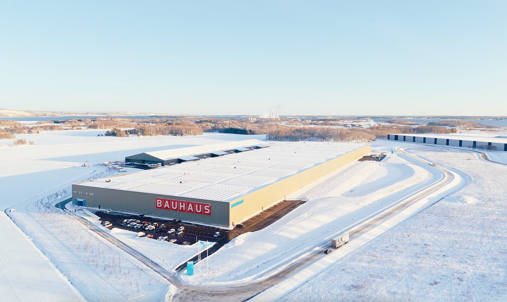 Postnords lager för Bauhaus täckt av snö