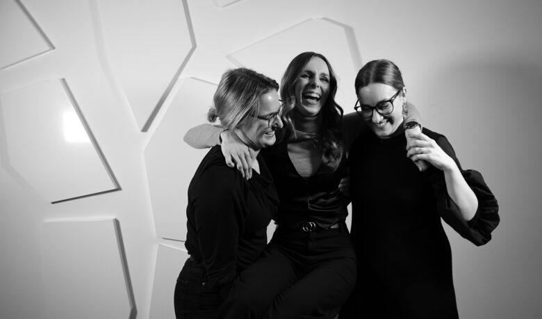 Tre kvinnor i gemensam kram