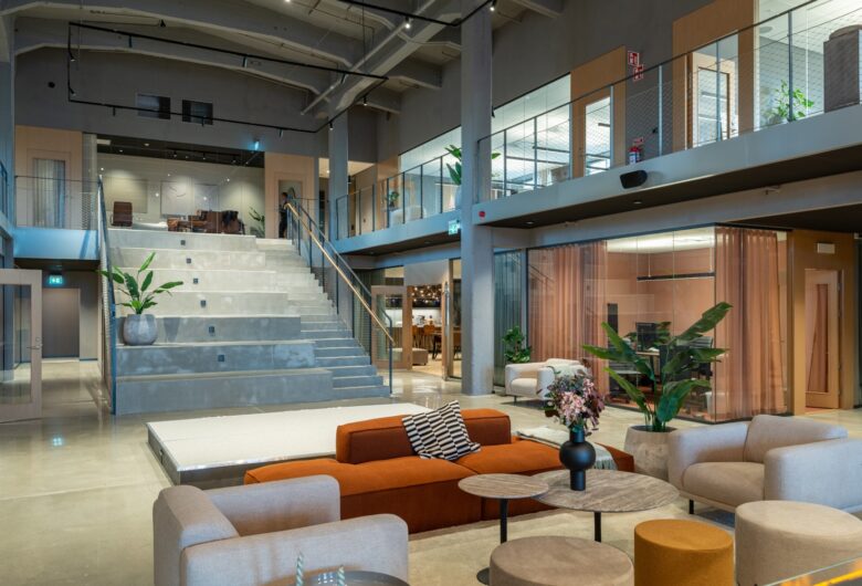 Kontor i industribyggnad, trappa
