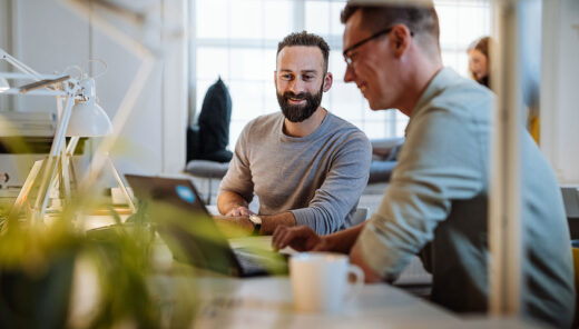 Två män vid en dator samtalar