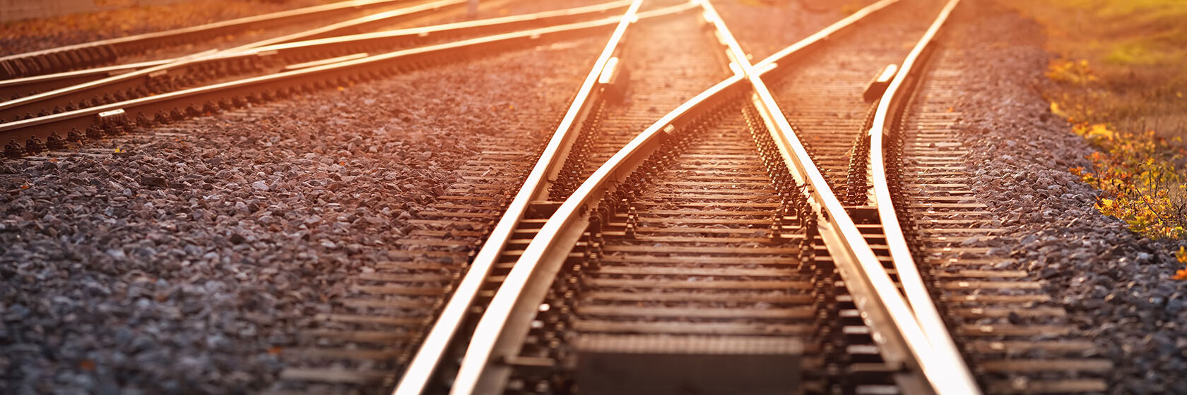 Tågspår i solnedgång