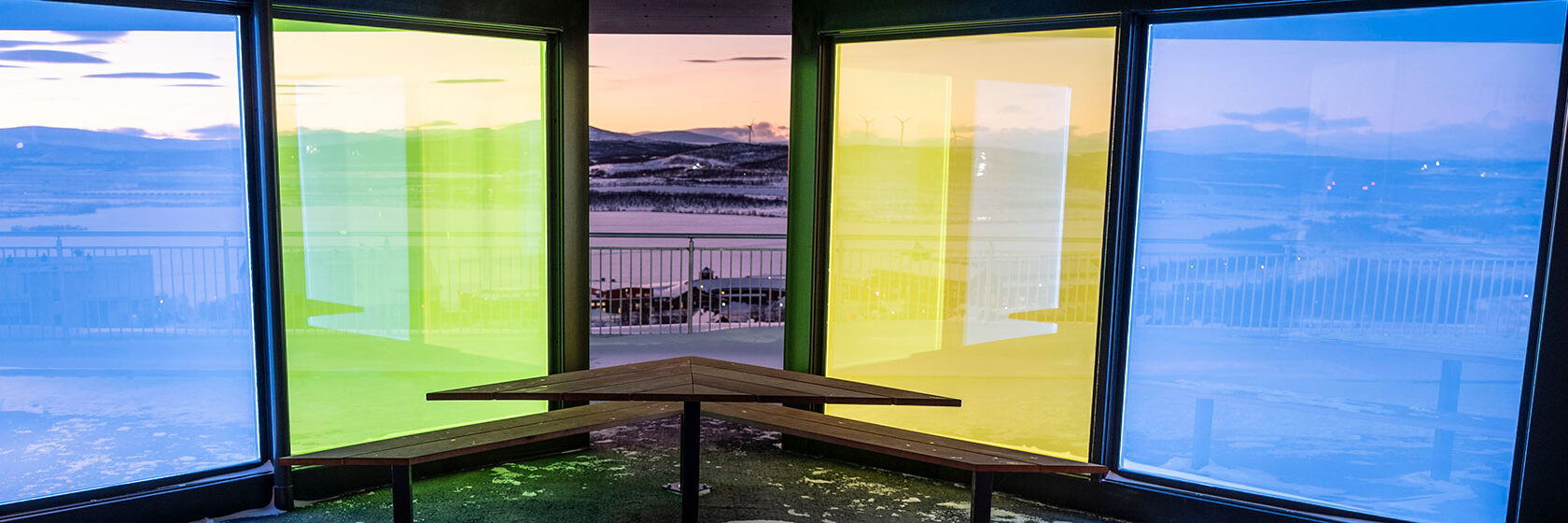 Fyra glasväggar som lyser i blått och gult