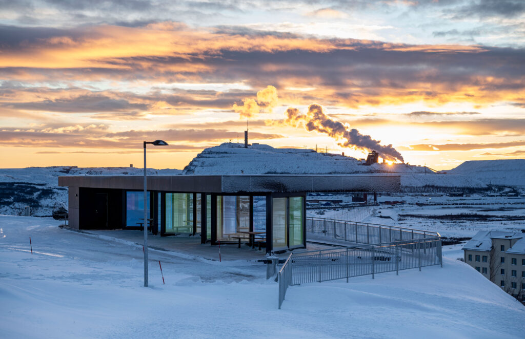 Vackert belyst rastplats med solnedgång över Kiruna i bakgrunden