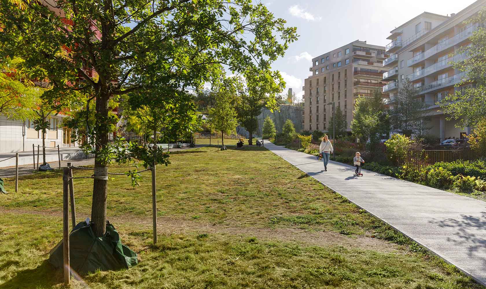 Gångväg i Hjorthagsparken. Sommartid