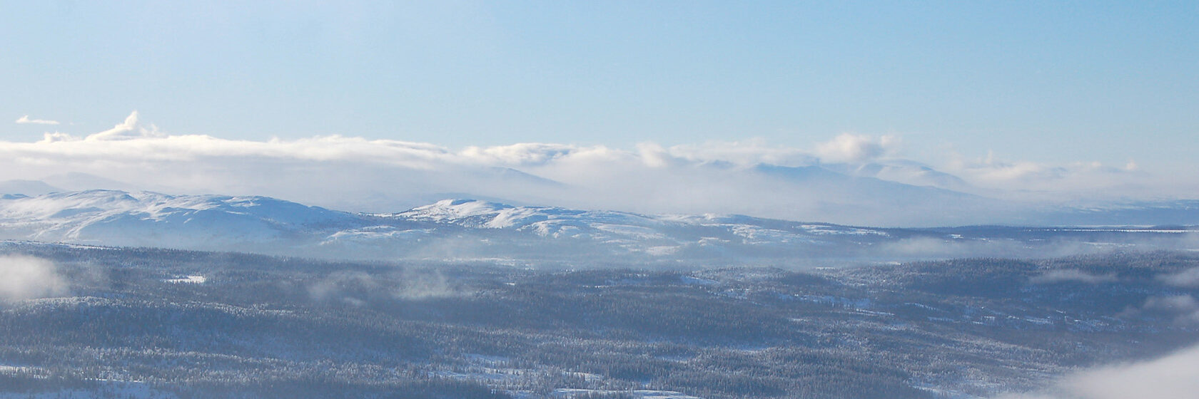Föreställ dig en bild av Åre fjäll under vintermånaderna: majestätiska fjälltoppar täckta av ett tjockt lager gnistrande, vit snö som glittrar i solens strålar. Himlen är klarblå, och luften är kall och frisk, vilket skapar en perfekt vinteridyll. Det är en plats av ro, skönhet och äventyr.