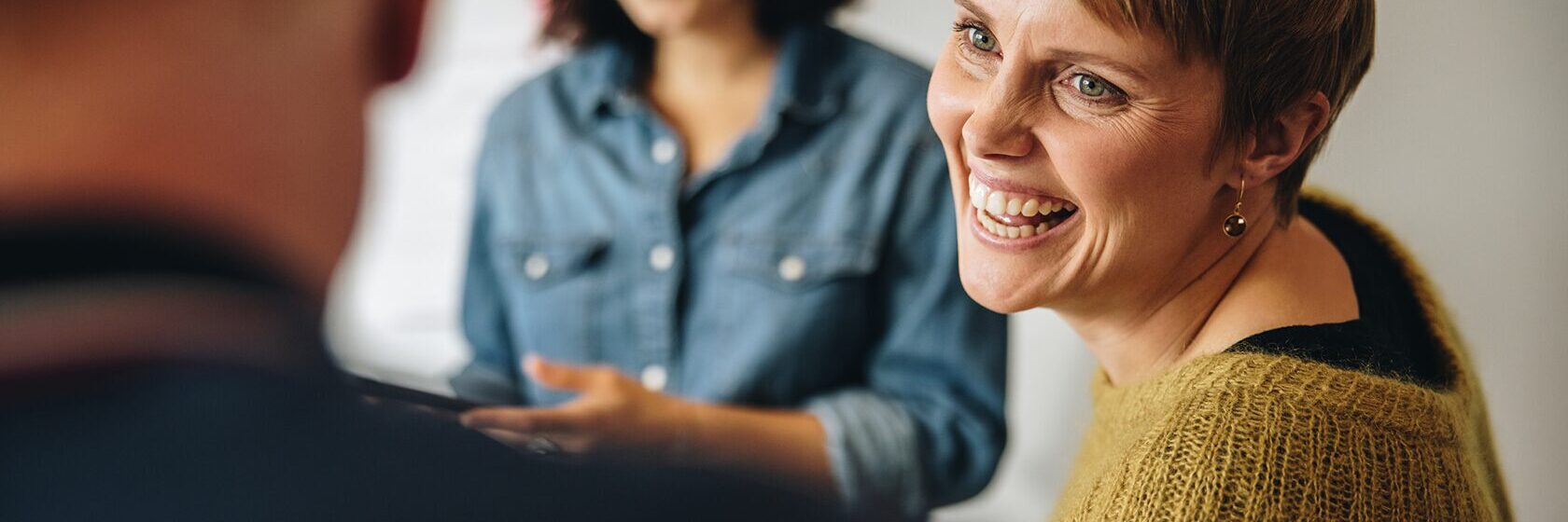 Närbild på samtal i grupp om tre personer