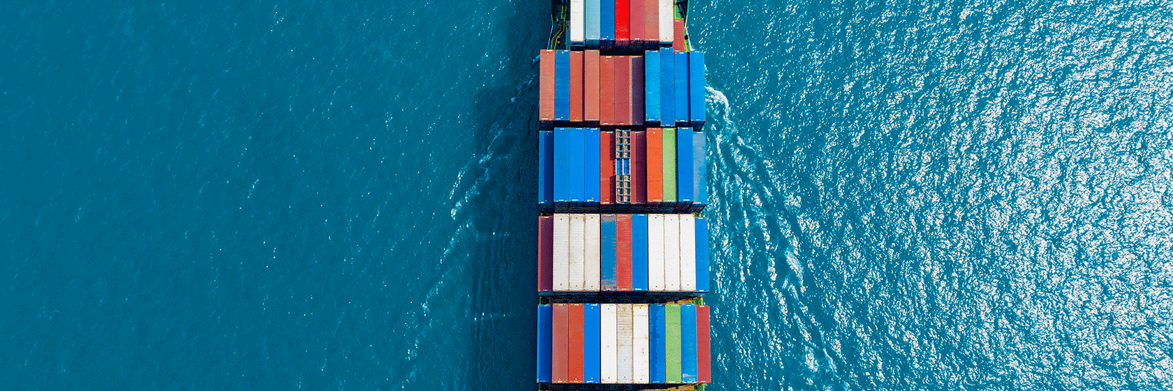 Godstransport på fraktfartyg på blått hav