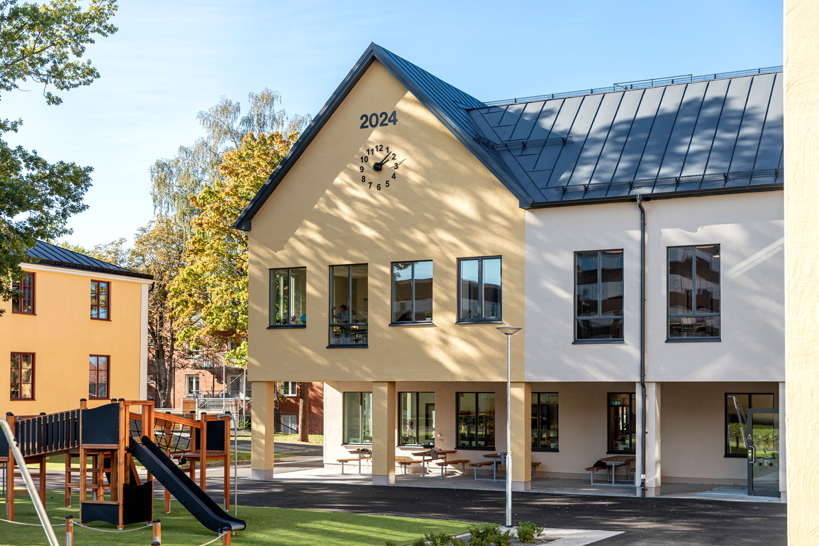 Välkommen till Gustavslunds skola – en nybyggd skola och modern utbildningsmiljö där historia och framtid möts. Med omsorg om barn, pedagoger och platsens arv har en inkluderande och stimulerande lärmiljö skapats som kan inspirera och forma generationer av elever.