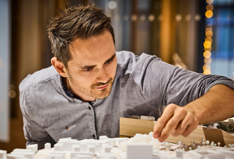 Man framför en arkitekturmodell