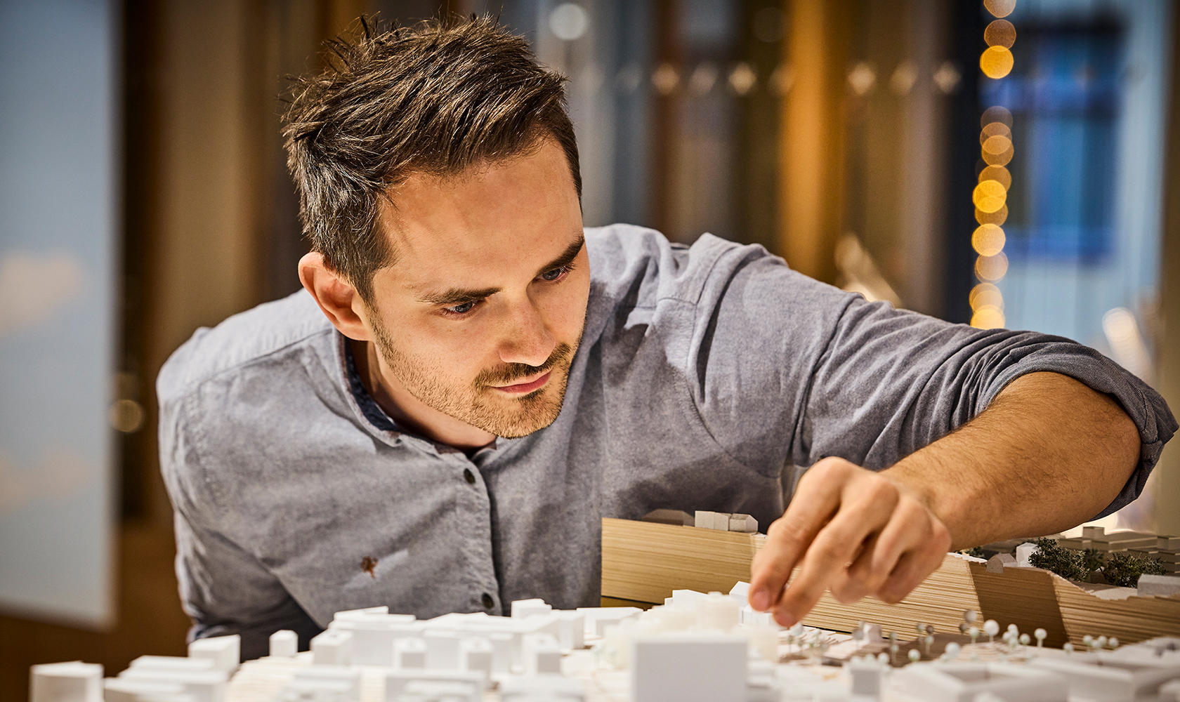 Man framför en arkitekturmodell