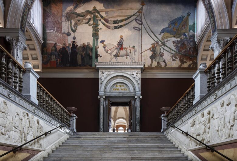 Marmorttäckt trappa med historiskt väggmålning ovanför dörren till konstsamlingen på museum.