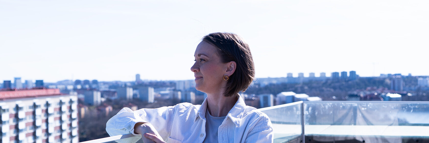 Caroline Schaerström ser ut över omgivningar