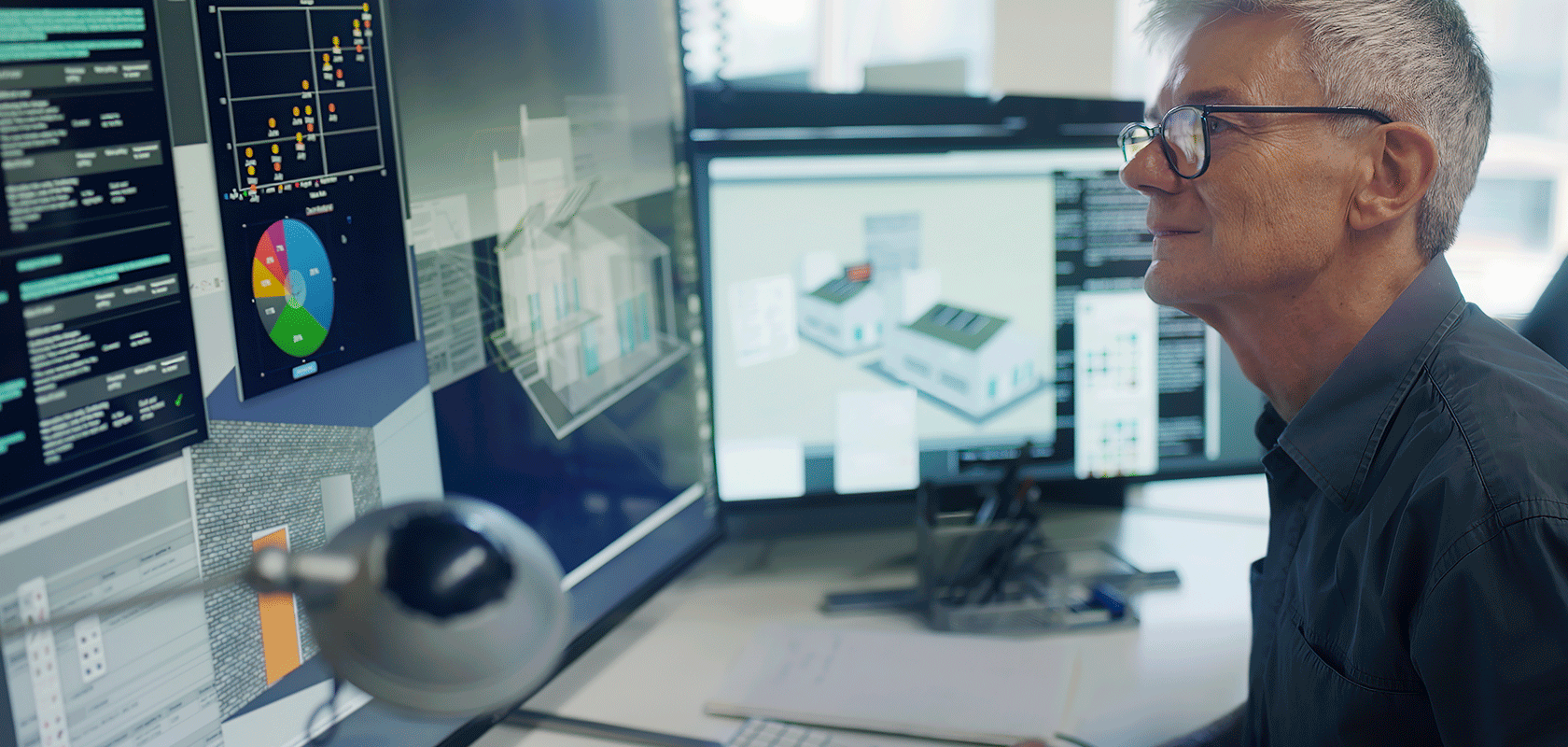 Man tittar på flera datorskärmar med olika diagram