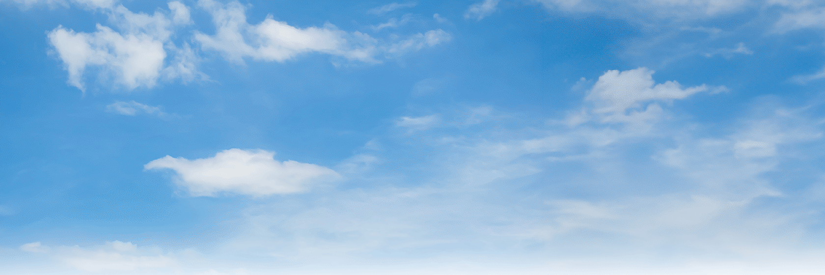 Blå himmel med vita stackmoln