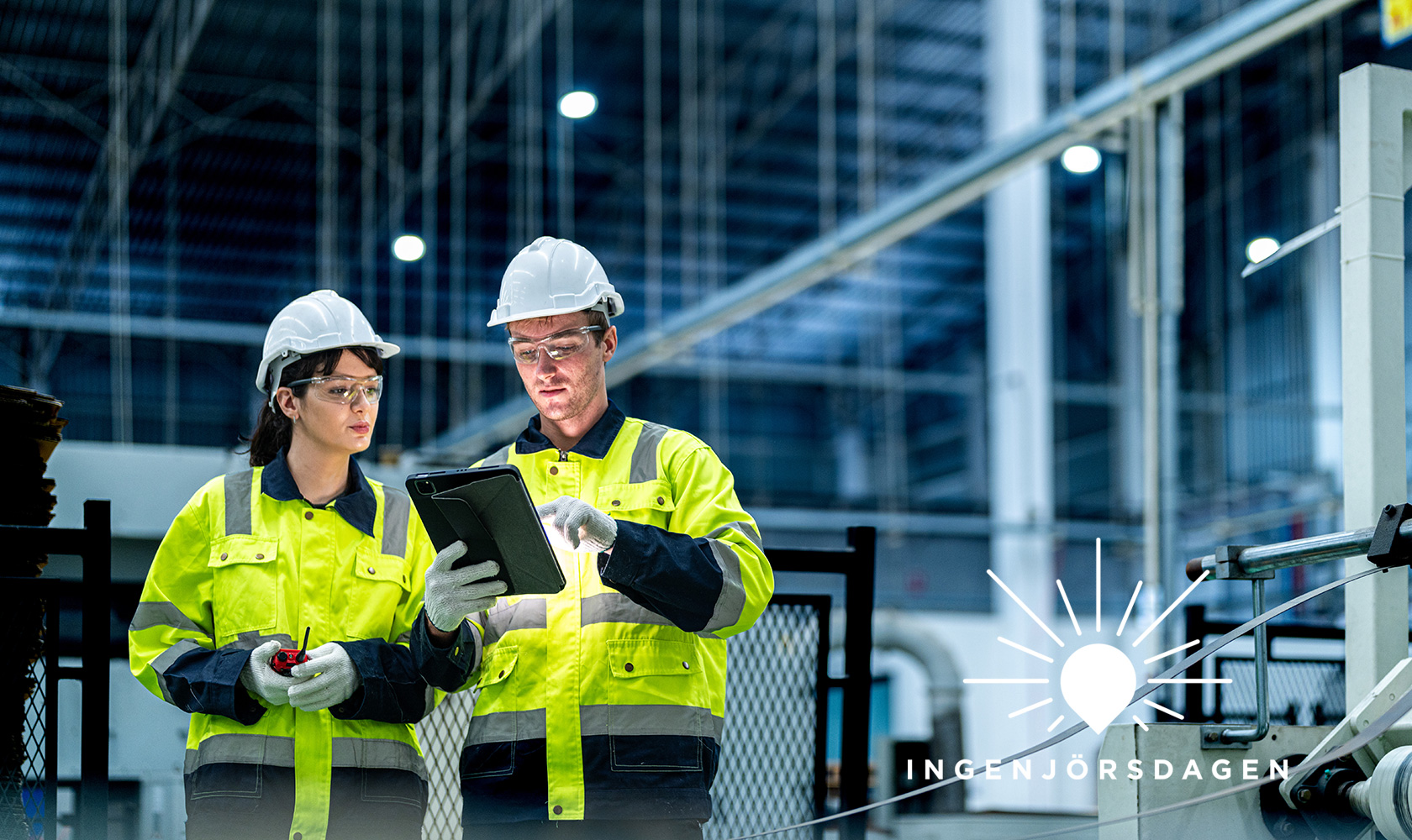 En kille och tjej står i gula arbetskläder och tittar på en platta