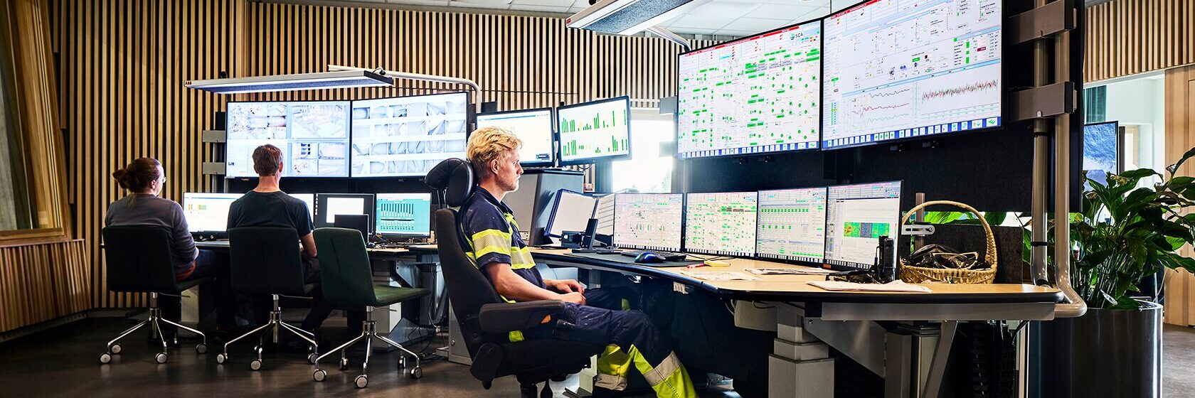 Män vid datorer i en industribyggnad