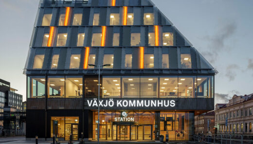 Upplyst husfasad av Växjö kommunhus