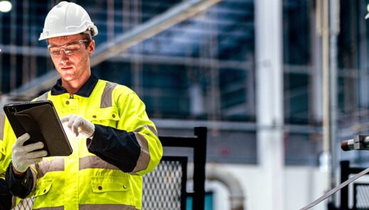 Två gulklädda industriarbetare i en industri