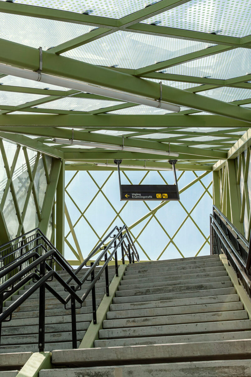 Trappa på tågstation med skylt som visar utgång och ersättningstrafik.
