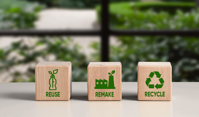 Tre klossar på en vit yta. På klossarna står det Reuse, remake och recycle.