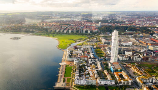 Västra hamnen i Malmö med Turning Torso i förgrunden