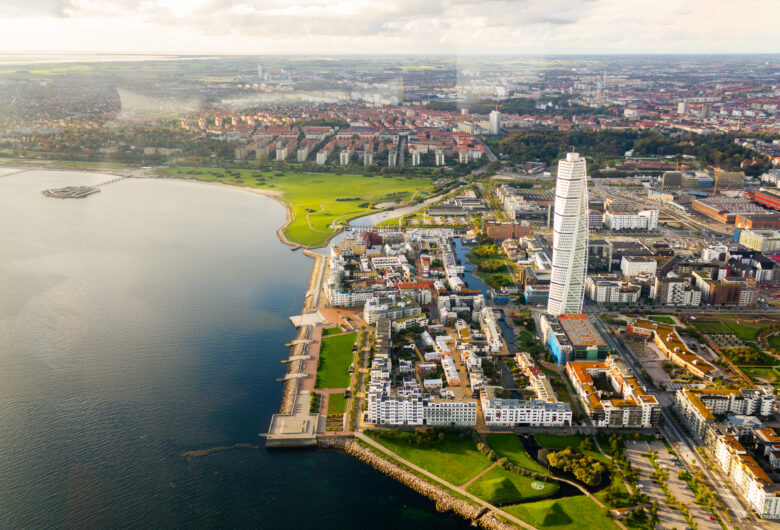 Västra hamnen i Malmö med Turning Torso i förgrunden