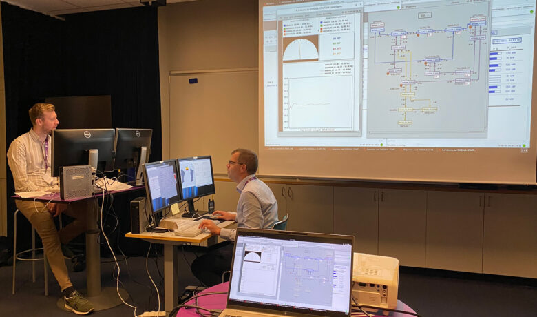 Simulering av Starta Sverige, en man står vid en dator och en man sitter vid en annan dator