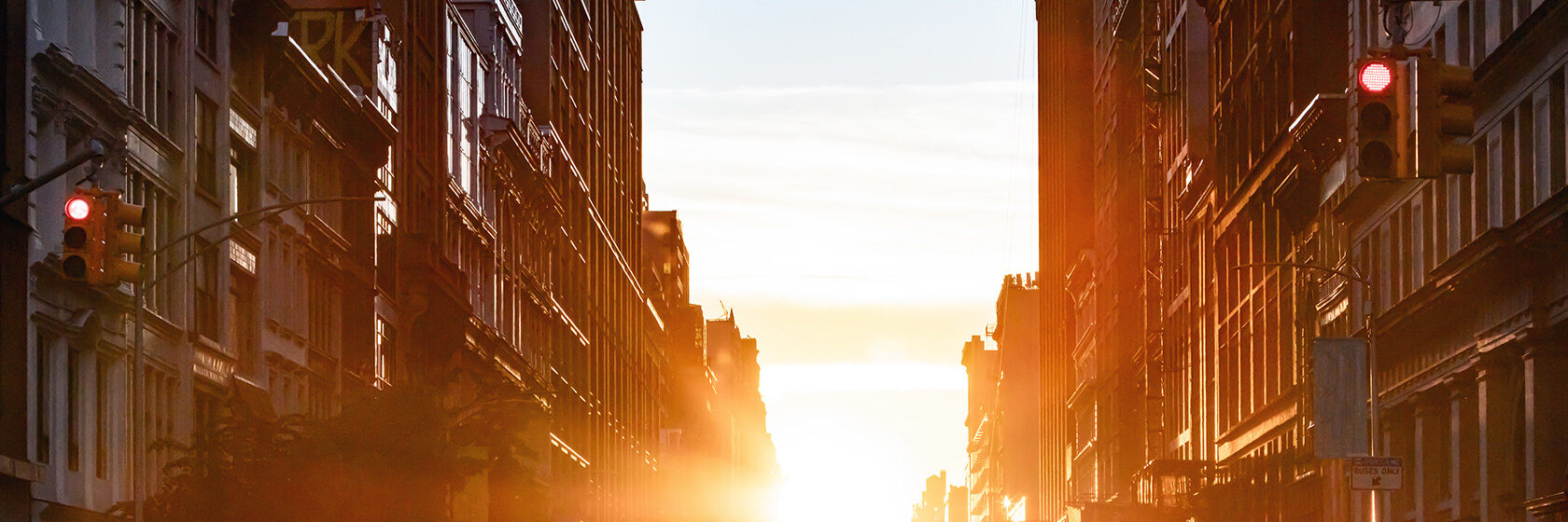 Trafikljus i motsol vid trafikerad gata