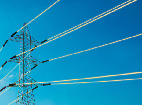 Elnät mot blå himmel