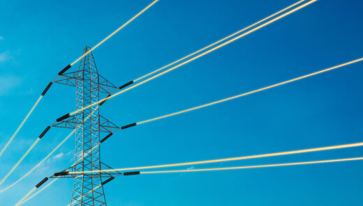 Elnät mot blå himmel