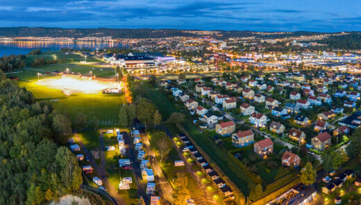 Flygfoto över Jönköping på kvällen