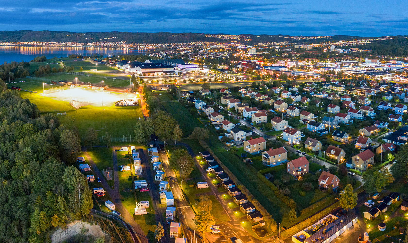 Flygfoto över Jönköping på kvällen