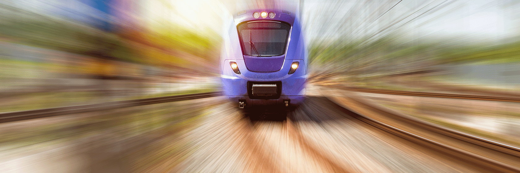 Lilafärgat tåg som kommer i hög hastighet
