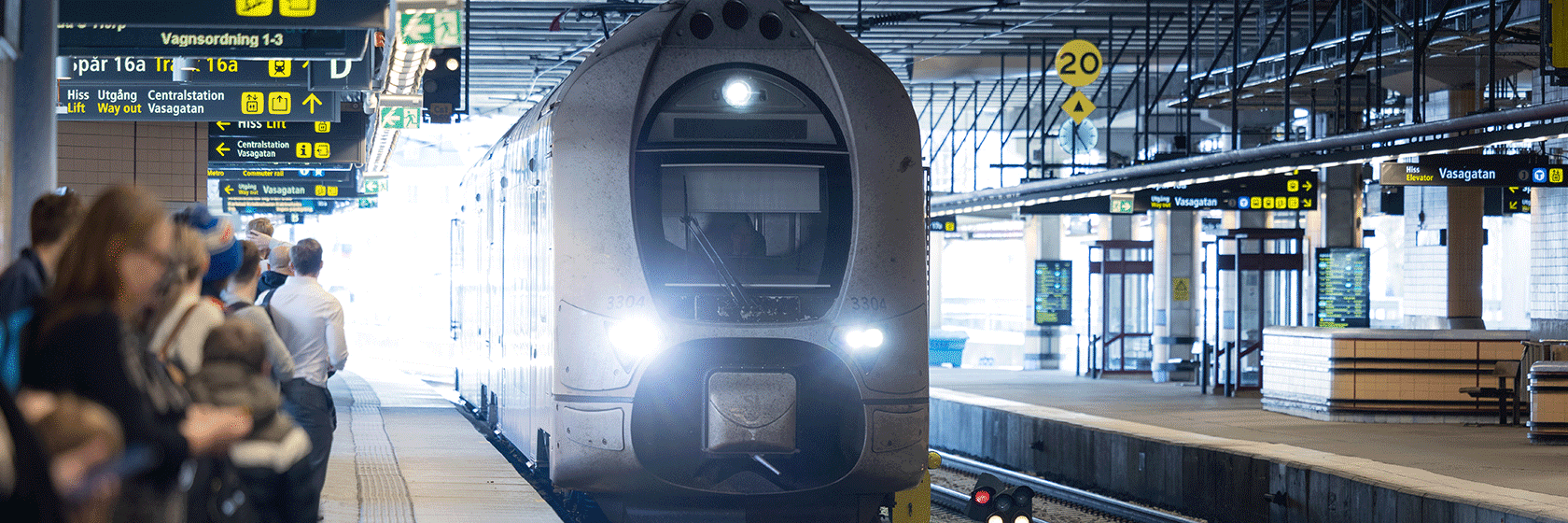 Tåg på Stockholms Central med människor på perrongen