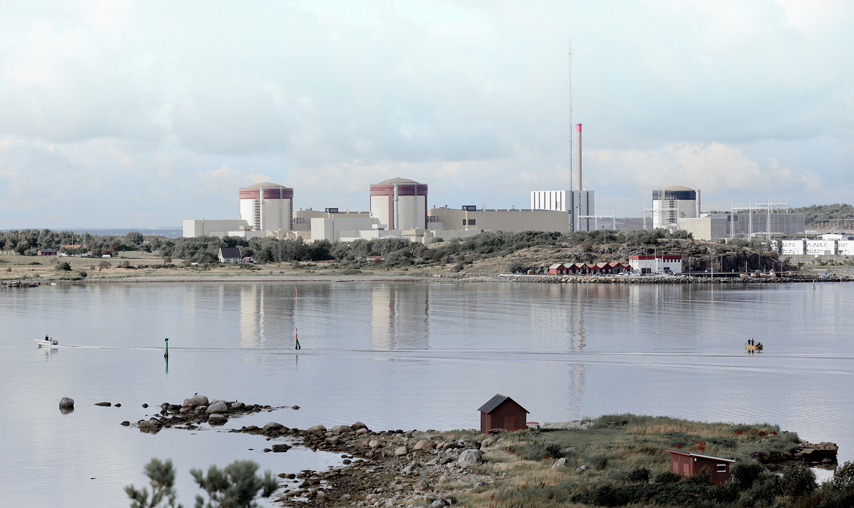 Kärnkraftverket Ringhals bakom en sjö