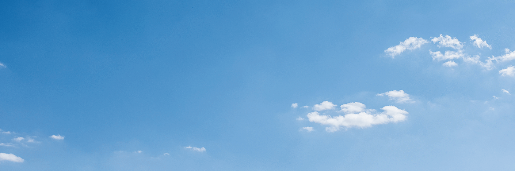 Blå himmel med lätta slöjmoln