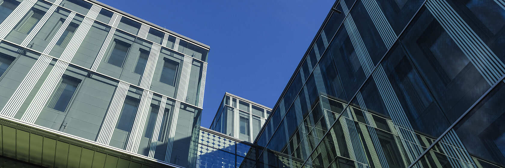 Moderna husfasader i närbild med blå himmel ovan