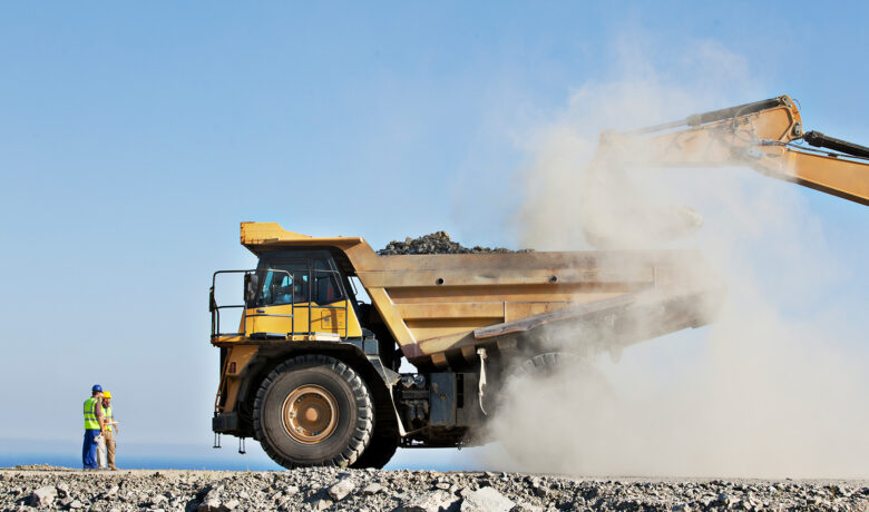 Byggmaskin mot blå bakgrund