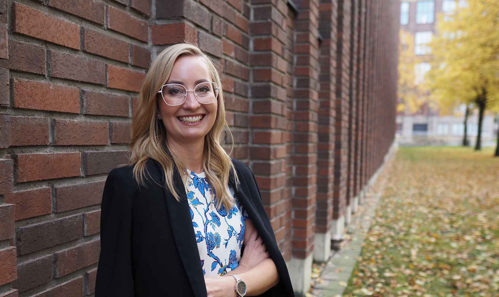 Hanna Forell mot en tegelbyggnad